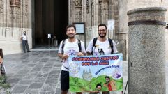 Pablo (con gafas) y Rafa partieron ayer de la catedral de Sevilla en una primera etapa simb�lica de Caminando juntos por la AME. Los peregrinos andaluces estuvieron arropados en la salida de su aventura solidaria por padres de la asociaci�n El Camino de Elena y ni�os afectados por una atrofia muscular espinal, as� como por otras personas que con su presencia quisieron respaldar a la iniciativa. 