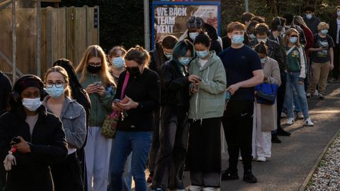 Fila de j&oacute;venes en Kent, esperando a recibir la vacuna