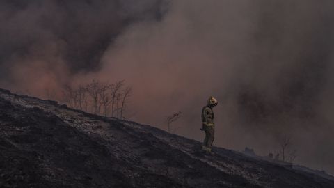 Un bombero en el incendio de Maceda (Ourense)