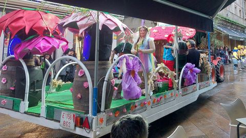 Ritmo y calor para desafiar a la lluvia en el desfile de entroido de O Carballi�o