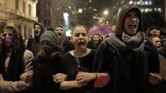 J�venes gritan esl�ganes durante una protesta en Atenas tras el tr�gico accidente ferroviario.