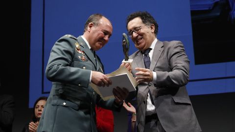 El capit�n jefe del subsector de tr�fico de la Guardia Civil, �ngel R. Rodr�guez Garc�a, recibi� la distinci�n de manos del presidente de la Audiencia Provincial, Antonio Pi�a.