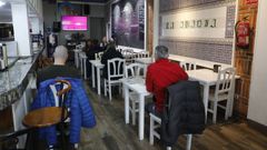 Clientes en un popular restaurante ourensano.