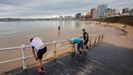 Varias personas en la playa de San Lorenzo de Gij�n, en un d�a nublado