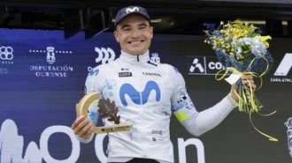 El gallego Carlos Canal celebra el triunfo de etapa en Barreiros.