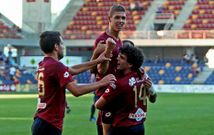 Tom�s (de espaldas) abraza a su compa�ero Pablo, despu�s de que �ste lograse el gol de la victoria a 6 minutos del final.