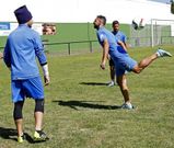 Carnero controla el bal�n bajo la mirada de Edu en el campo de entrenamiento de A Seca. 