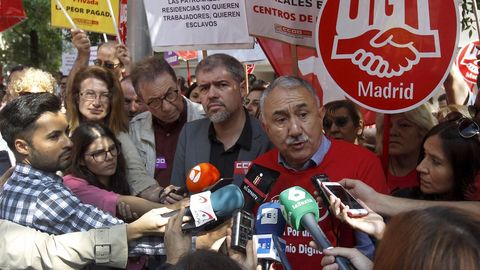 Los secretarios generales de CCOO y UGT, Unai Sordo y Pepe lvarez, atienden a los medios durante su participacin en la concentracin frente a la sede de CEOE-Cepyme en defensa de la negociacin colectiva y por mejoras salariales y laborales