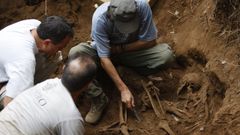 En la fosa, cercana a Lavacolla, se encontraron tres cuerpos.