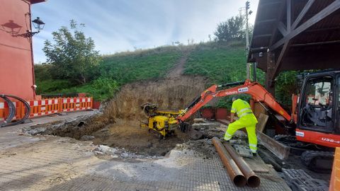 Las obras del hincado del talud de Oza dos Ros se iniciaron junto a la parada de taxis.