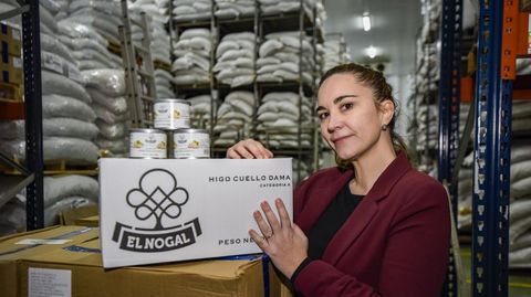 Sabela Cidr�s, directora de estrategia de El Nogal, mostrando productos de la firma.