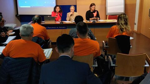 La directora general de Centros, red 0-3 y Ense�anzas Profesionales, Eva, Ledo (primera por la izquierda), junto a dos funcionarias de su departamento durante la reuni�n con las organizaciones sindicales y la patronal de la concertada
