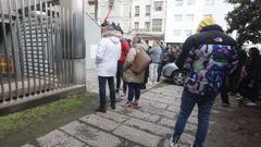 Compa�eros de los detenidos ante los juzgados, el d�a que estos pasaron a disposici�n judicial.