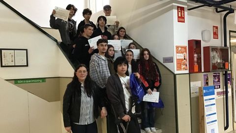 Alumnado del instituto, con los diplomas tras lograr el sello nacional por su proyecto eTwinning centrado en la memoria hist�rica.