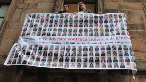 Lydia Santamarina y Jessica Casta�o, junto al cartel de la campa�a #Yo Doy la Cara contra la Violencia de G�nero, en la fachada del museo Barjola