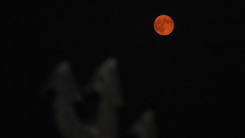 La luna de la cosecha, llena y roja, anoche desde Vigo 