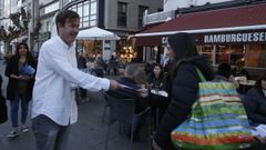 El regidor y ediles de Sadamaior�a entregaron un folleto informando de que la moci�n de censura se llevar� a cabo el viernes, a las 12.00 horas, en una sesi�n que ser� p�blica y para la que lanzan esl�ganes como �#EuconBenito� y �#sadanon queretransfugas�. 