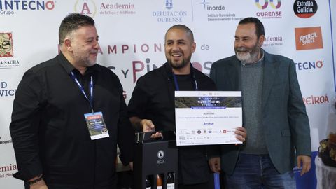 Renzo Herrera, de Arraigo en A Coruña, recogiendo el Premio Regina Viarum a la mejor tapa maridaje con vino blanco de la D.O. Ribeira Sacra en la cuarta edición del Campeonato de Tapas y Pinchos de Galicia.