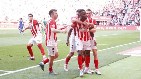 Derbi asturiano entre el Real Sporting de Gijon y el Real Oviedo en El Molin�n