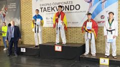 El noi�s Adri�n Salanova subido en el tercer caj�n del podio.