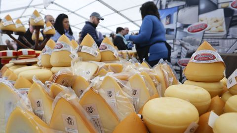 Venta de quesos y de mitades de quesos en la feria anual celebrada en Vilalba en el 2025