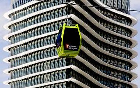 Un funicular a su paso por la Torre del Agua de la Exposicin Internacional Zaragoza 2008.
