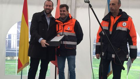 Jornada de convivencia de agrupaciones de Protecc��n Civil en Allariz.Los voluntarios veteranos recibieron homenajes y tambi�n representantes de otras instituciones, como la anfitriona, la alcaldesa de Allariz, el responsable local de tr�fico de la Guardia Civil y el jefe provincial de la DGT. 