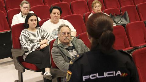 Una agente de Participación Ciudadana de la Policía Nacional, durante la charla en el centro de Caranza