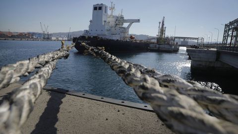 Imagen de archivo de la inauguraci�n del nuevo pantal�n de Repsol en el puerto exterior de punta Langosteira