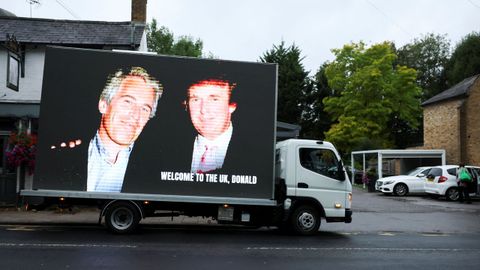Imagen de Trump y Jeffrey Epstein colocada en un vehículo en Winsor antes de la visita del presidente de EE.UU. a Inglaterra