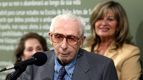 El pintor durante una exposici�n antol�gica en la Casa das artes