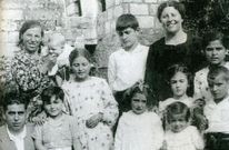 Jos� Mejuto, a la izquierda, con su familia y unos vecinos en 1935, en una de las fotos del libro.