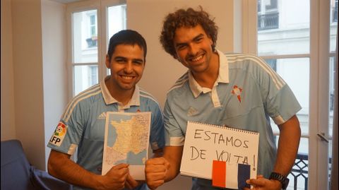 Pablo Sep�lveda (derecha) y Javier G�mez celebran que el Celta �est� de volta desde Par�s�, donde residen