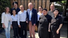 El rey em�rito, este mi�rcoles, con el personal del Mui�o da Chanca, donde comi� nada m�s llegar a las R�as Baixas