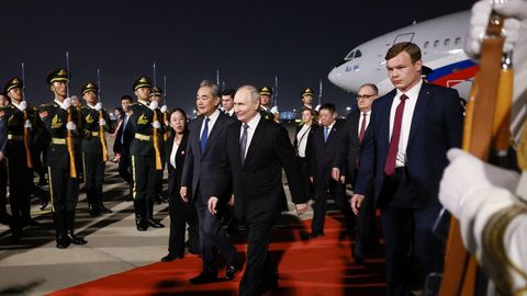 Vladimir Putin, junto al ministro de Exteriores chino, Wang Yi, a su llegada a Pek�n