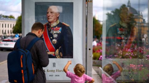 Imagen de un retrato de Harald de Noruega en una calle de Oslo