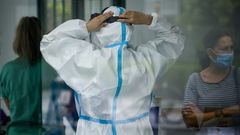 Foto de archivo de un sanitario que cuenta con todos los elementos de protecci�n contra el covid-19