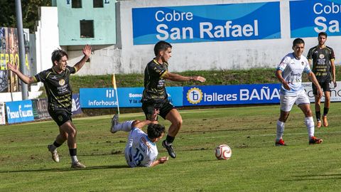 El viveirense Huguito avanza con el bal�n ante la presi�n del boirense Yago Insua, que intenta recuperar la posesi�n desde el suelo