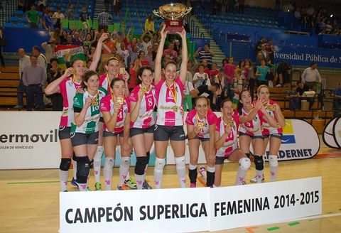 Noelia S�nchez, segunda por la izquierda en la primera fila, celebra el t�tulo con sus compa�eras.
