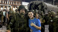 Una residente en Rostov del Don posa con un mercenario de Wagner antes de la retirada de la compa��a de la ciudad rusa tomada el s�bado