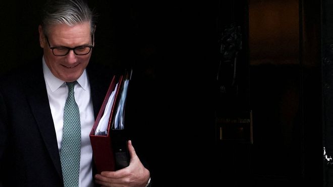 El primer ministro del Reino Unido, Keir Starmer, saliendo del n�mero 10 de Downing Street.