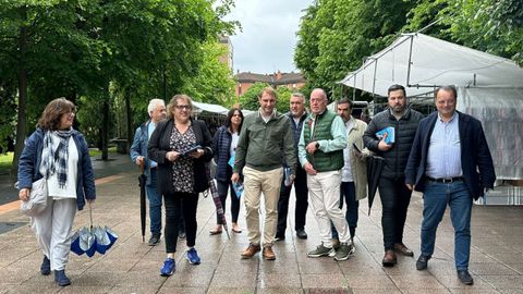 El candidato de Foro, Adrián Pumares, durante su visita a Siero.