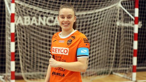 <span lang= gl >Cris Blanco mostra ou brazal que locer&aacute; este martes na Copa Galicia.</span>
