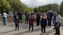 Familias del Grupo Covadonga reunidas con la asociaci�n de vecinos de La Gu�a