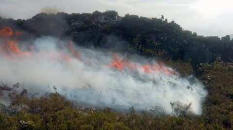 Personal de las Brif lucha contra las llamas en Ibias.Personal de las Brif lucha contra las llamas en Ibias
