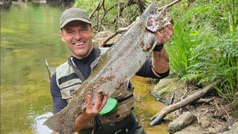 Miguel Pardo muestra el ejemplar capturado en Baio.