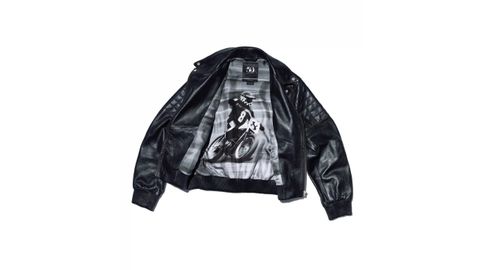 Craig McDean x Zara. Chaqueta de Cuero Biker. Chaqueta motera unisex de cuero negro con detalles clásicos: solapa con broches, cremalleras metálicas expuestas, acolchados y hebillas laterales. El forro de seda impresa lleva una fotografía de McDean, fusionando moda, fotografía y pasión motera.