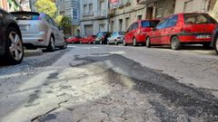 El adoquinado de la calle Jes�s Soria, muy deteriorado pese a los parches.