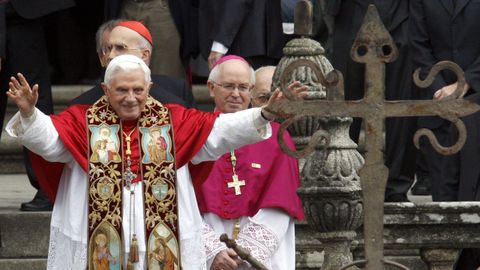 Benedicto XVI saluda a los presentes en la plaza del Obradoiro junto al arzobispo de Santiago, Julin Barrio.