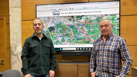 El alcalde de Siero, �ngel Garc�a, y el concejal de Hacienda, Contrataci�n, Digitalizaci�n, Organizaci�n y R�gimen Interior, Raimundo D�az, presentan el visor online del Sistema M�trico